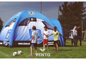 Stałociśnieniowy namiot VENTO z logotypami Śląskiego Związku Piłki Nożnej.